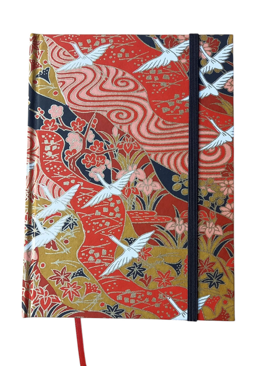 Envol de grues sur fond rouge