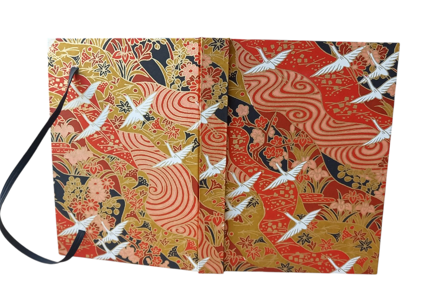 Envol de grues sur fond rouge