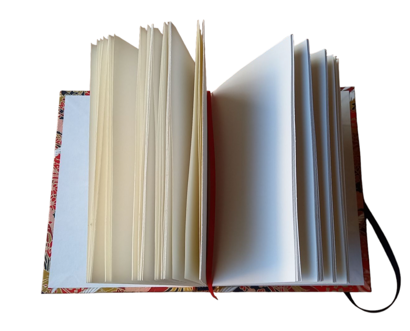 Envol de grues sur fond rouge