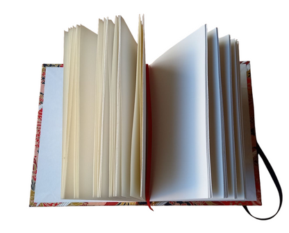 Envol de grues sur fond rouge