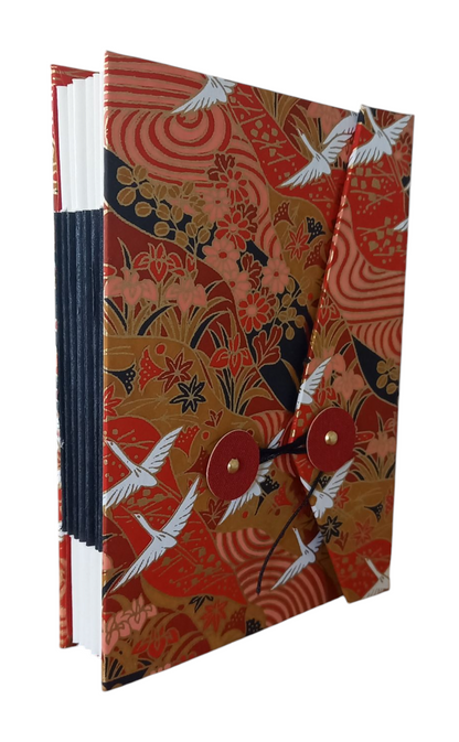 Grues sur fond rouge