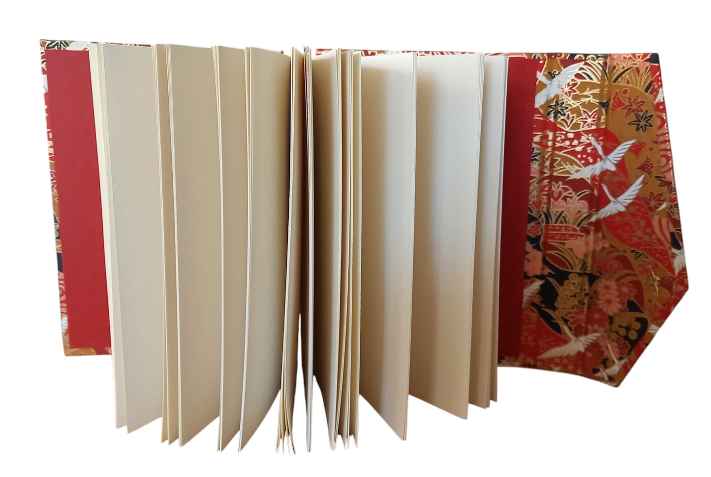 Grues sur fond rouge